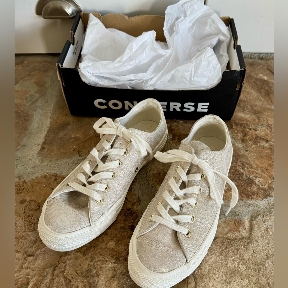 Gently used, Converse CTAS OX in Egret Metallic 👟